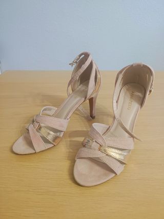 Sandalias tacón rosas y toques dorados