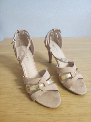 Sandalias tacón rosas y toques dorados