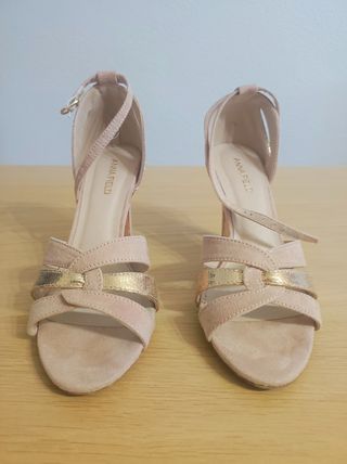 Sandalias tacón rosas y toques dorados