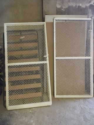 Una puerta de dos hojas 
