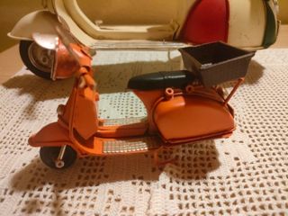 Modellini di Vespa in latta