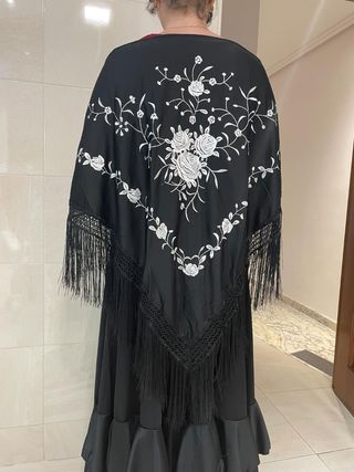 Mantón pico negro y blanco dibujo rosas