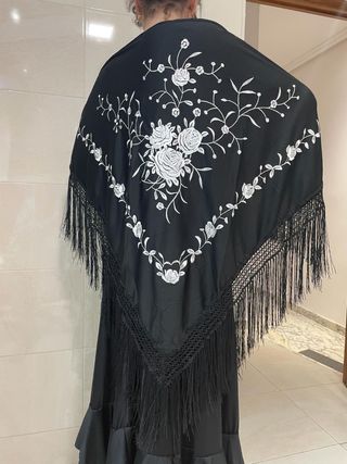 Mantón pico negro y blanco dibujo rosas