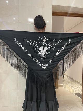 Mantón pico negro y blanco dibujo rosas