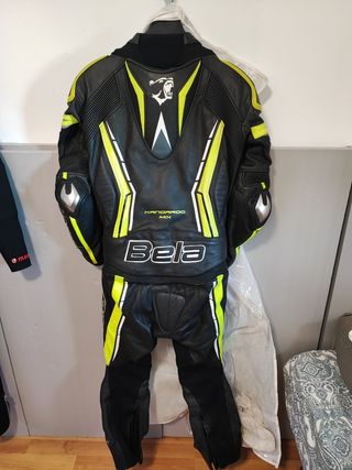 Mono bela kangaroo,botas y guantes