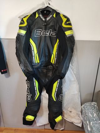 Mono bela kangaroo,botas y guantes