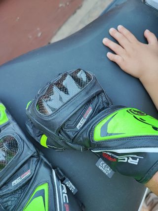 Mono bela kangaroo,botas y guantes