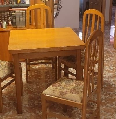 Mesa y sillas para comedor