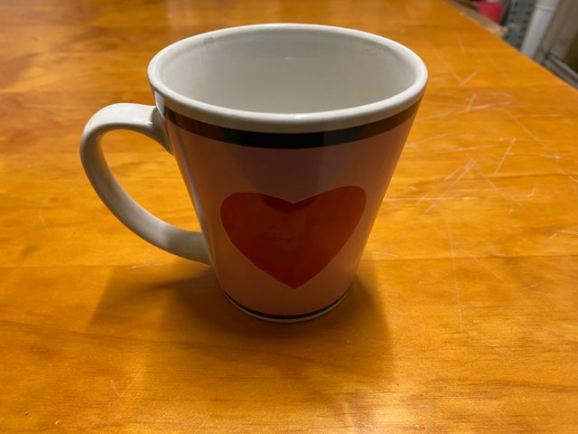 Taza tipo mug con corazones