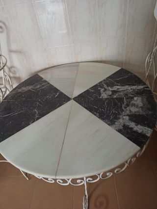 Mesa de hierro y mármol y sillas