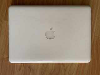 Portatil Apple Macbook blanco estropeado