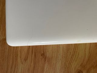 Portatil Apple Macbook blanco estropeado