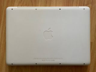 Portatil Apple Macbook blanco estropeado