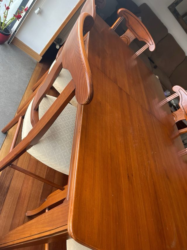 Mesa madera y sillas