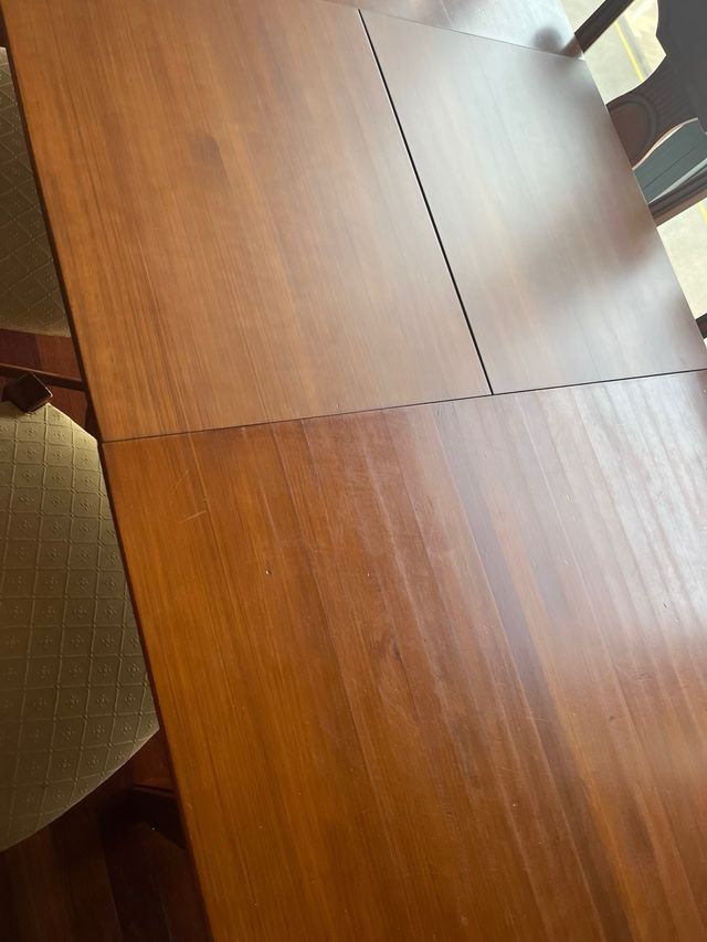 Mesa madera y sillas