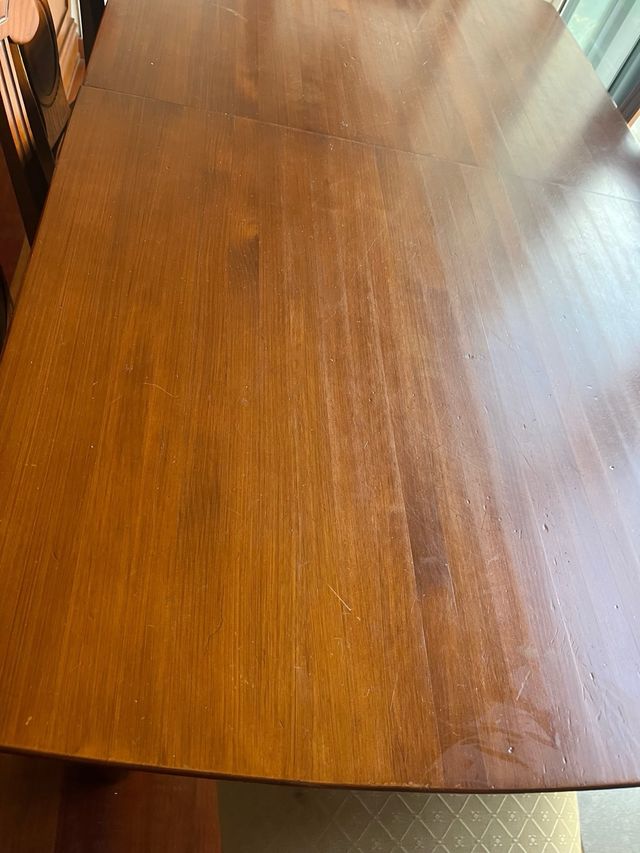 Mesa madera y sillas