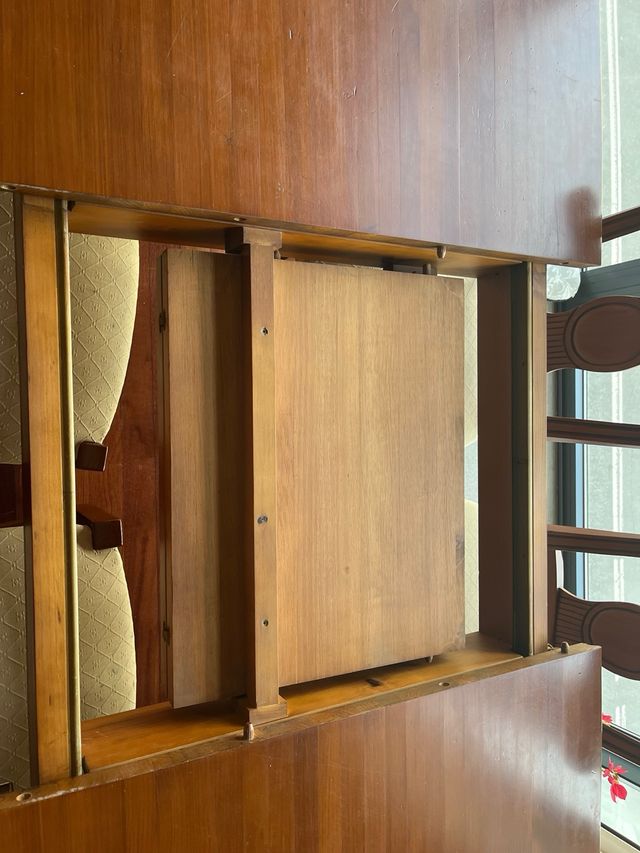 Mesa madera y sillas