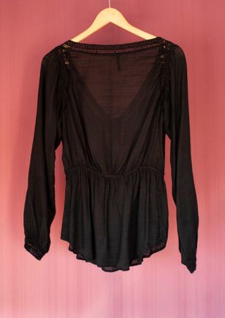 BLUSON NEGRO CON CALADOS