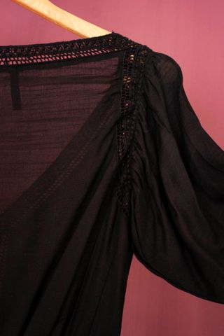 BLUSON NEGRO CON CALADOS