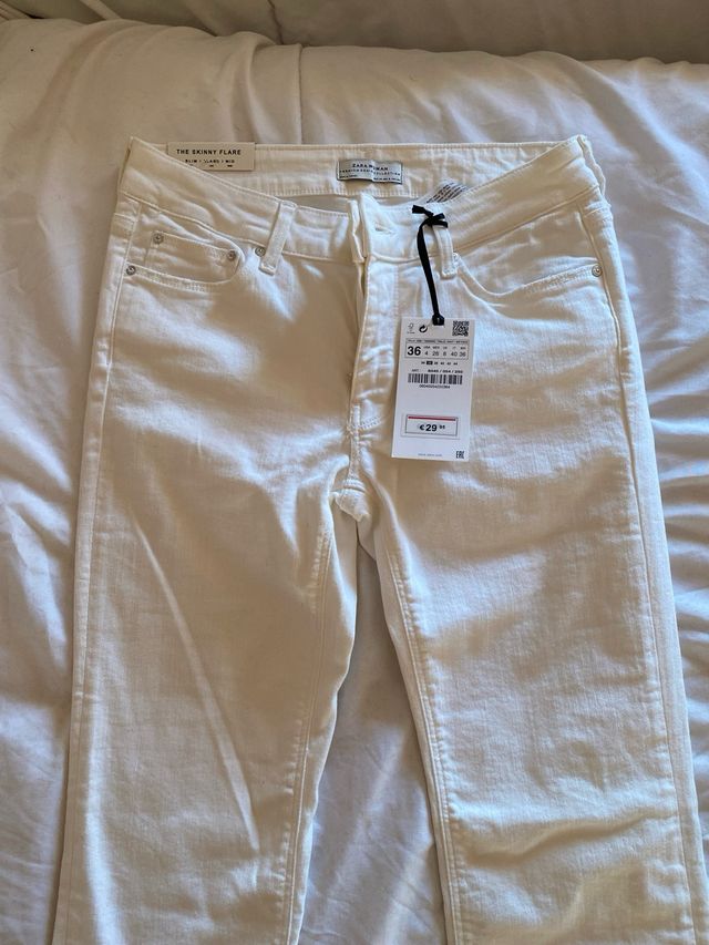 Vaqueros campana blancos de Zara