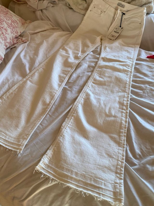 Vaqueros campana blancos de Zara