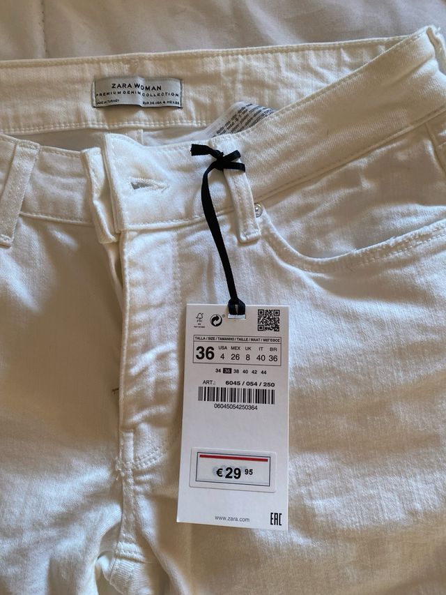 Vaqueros campana blancos de Zara