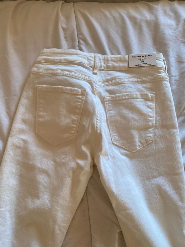 Vaqueros campana blancos de Zara