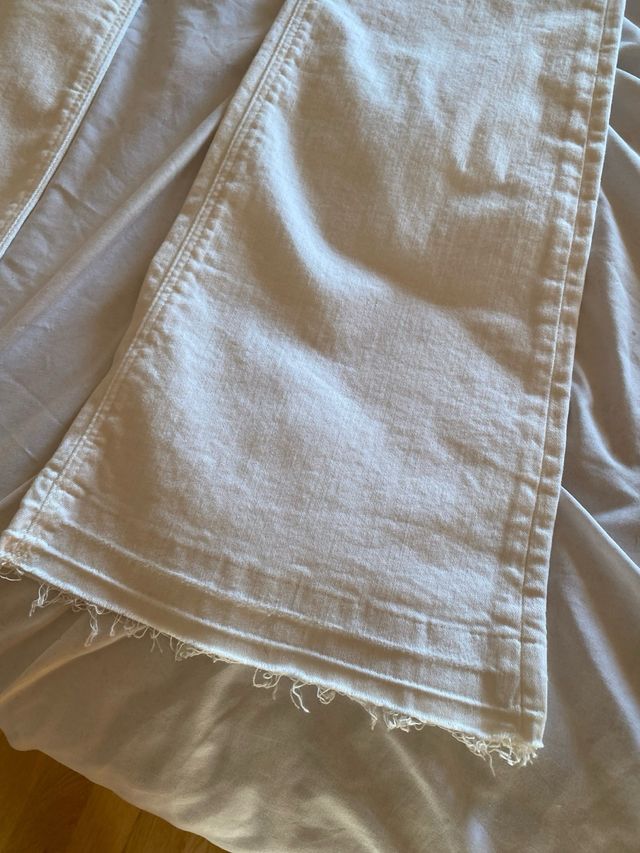 Vaqueros campana blancos de Zara