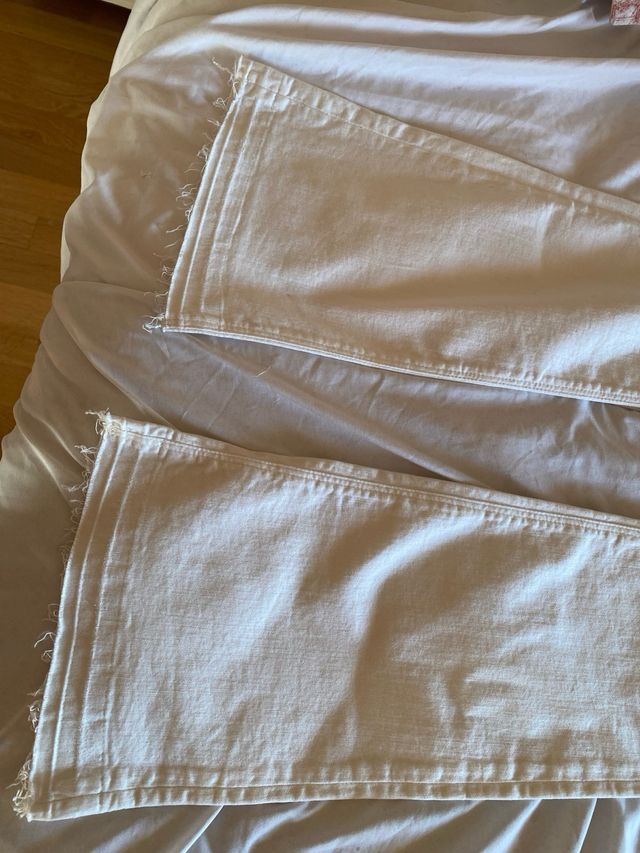 Vaqueros campana blancos de Zara