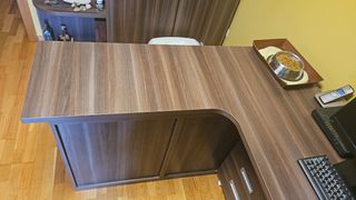 Mesa escritorio de madera con cajonera con ruedas
