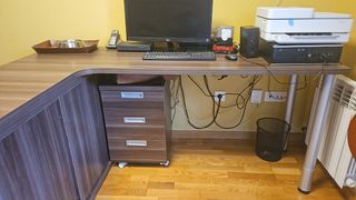 Mesa escritorio de madera con cajonera con ruedas