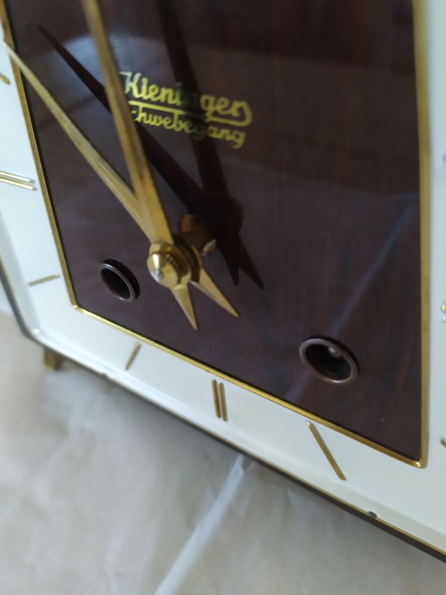Reloj de sobremesa alemán Kieninger.