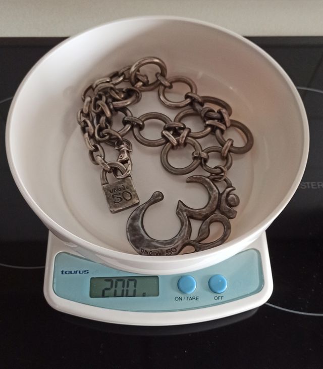 Colgante Uno de 50 con símbolo universo