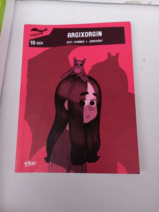 Libros infantil juvelin en euskera. ASKO DIRA.