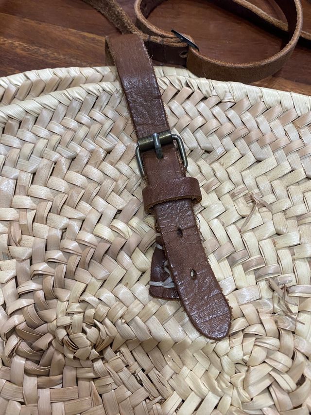 Capazo mini redondo con asa y cierre de piel