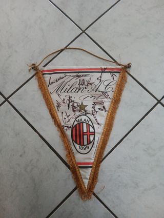 Gagliardetto Milan con autografi