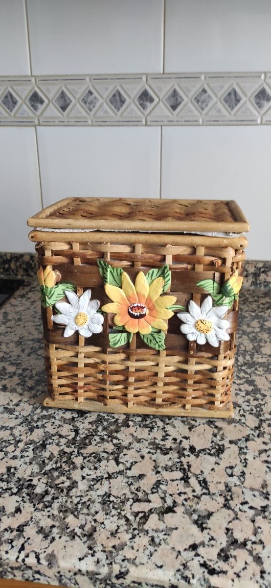 Cesto de mimbre.