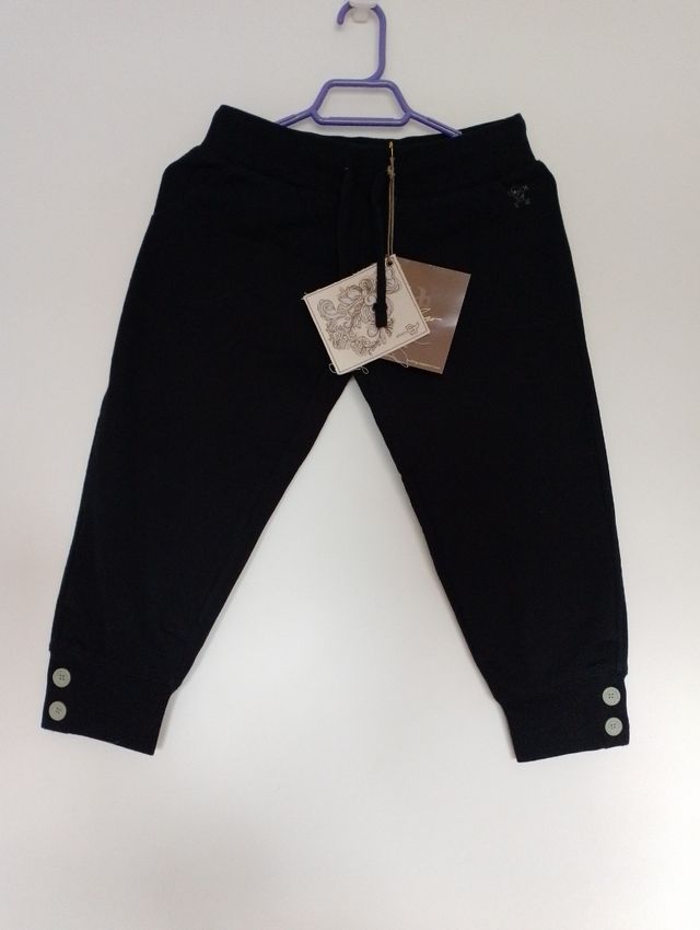 Pantalón corto de mujer con etiquetas