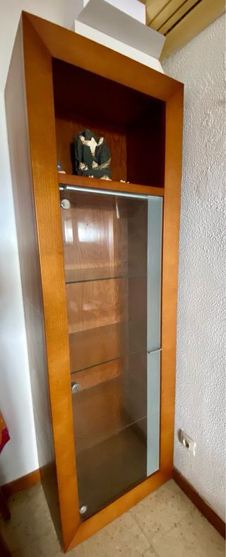 Mueble vitrina de madera roble