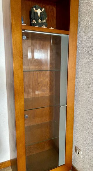 Mueble vitrina de madera roble