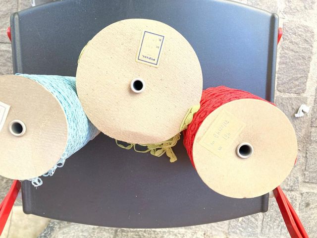 Bobine di pizzo colorate