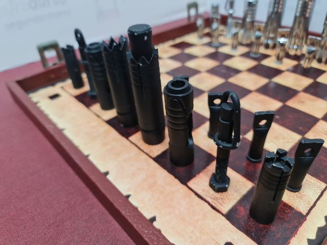 Ajedrez hecho con piezas metálicas tornillería