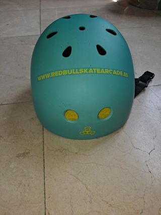 Casco skate triple 8