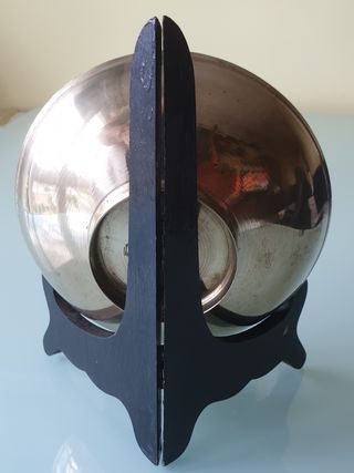 Antiguo cuenco de latón esmaltado con pie-India