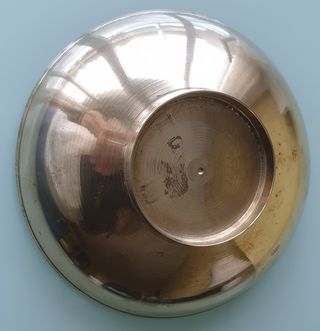 Antiguo cuenco de latón esmaltado con pie-India