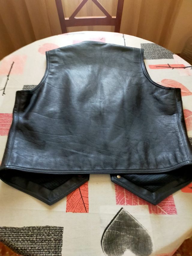 Chaleco motero de piel