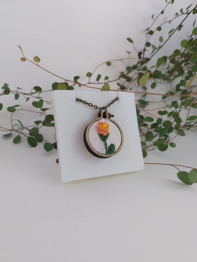 Collana con ricamo fatto a mano