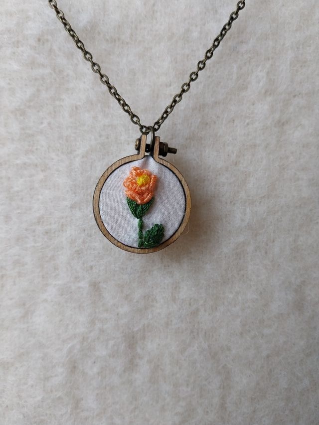 Collana con ricamo fatto a mano