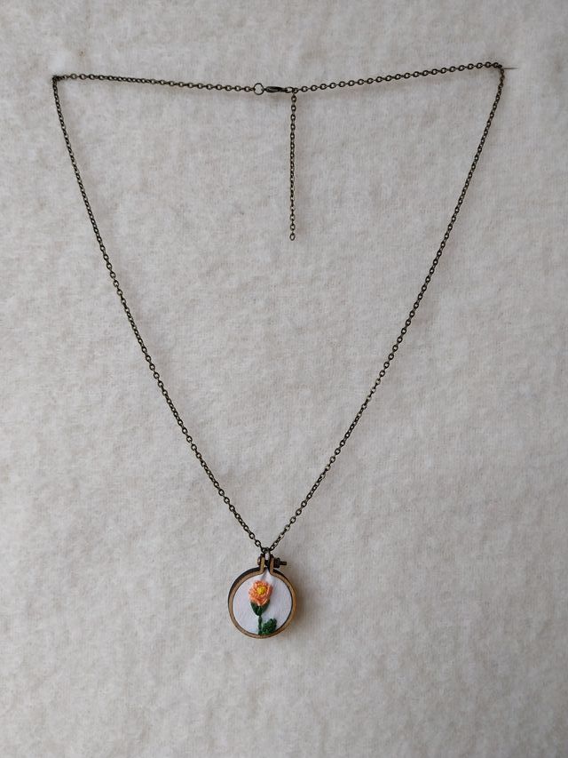 Collana con ricamo fatto a mano