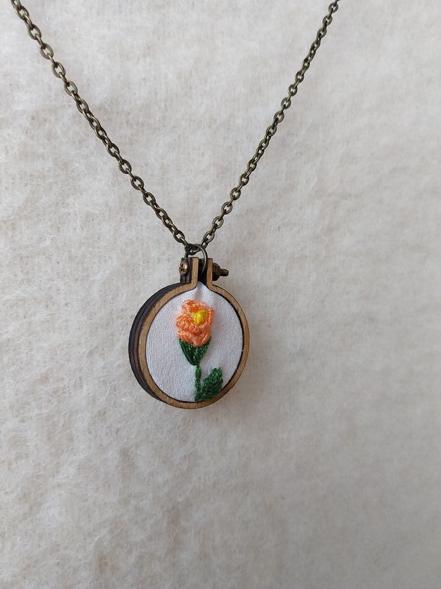 Collana con ricamo fatto a mano